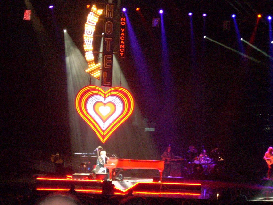 Elton John live - Londra 2008 Red Piano1126 x 845